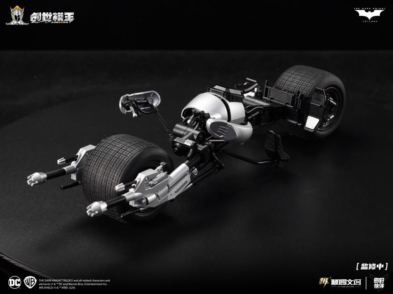 The Dark Knight Tumbler and Bat - Pod Deluxe 1/12 Scale Model Kit - Inaboxstore