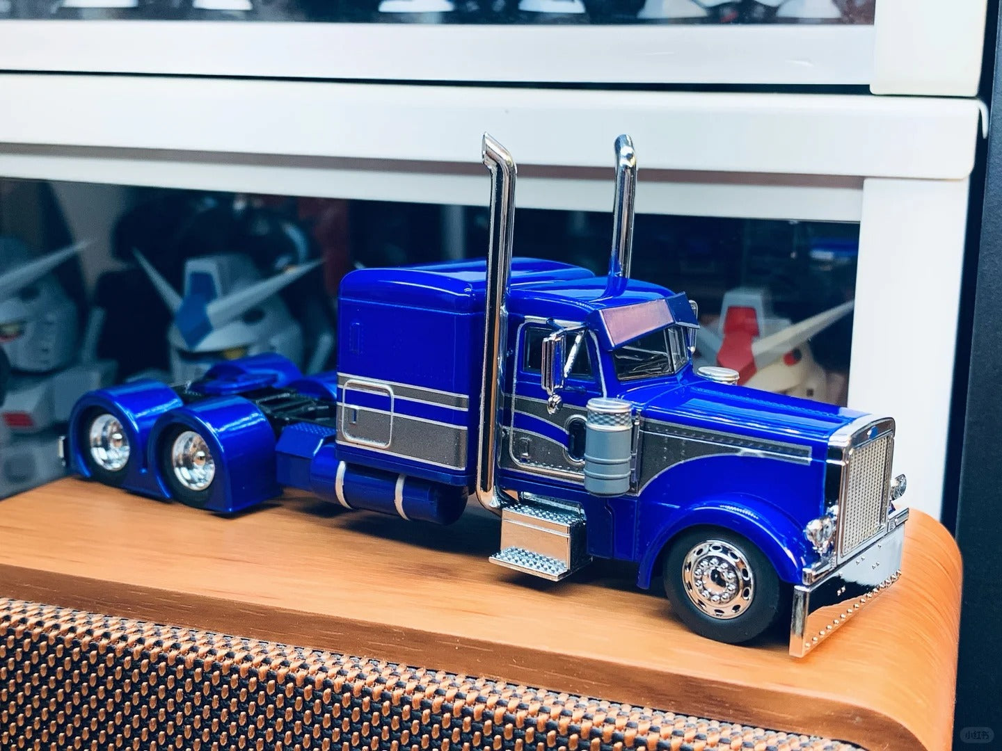 596 1:64 The Classic Peterbilt 379 Custom Semi Truck Limited to 999