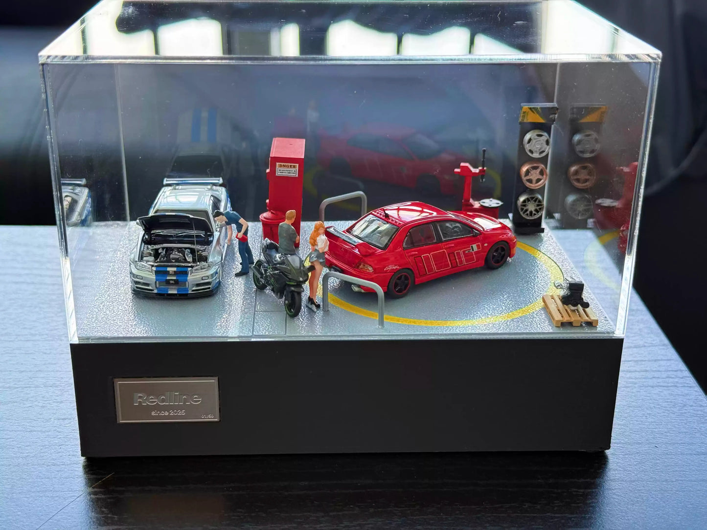 Diecast car rotating parking lot scene model for 1:64 car